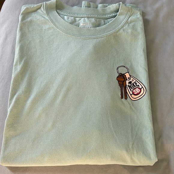 NIKE tee - Picture 3 of 5